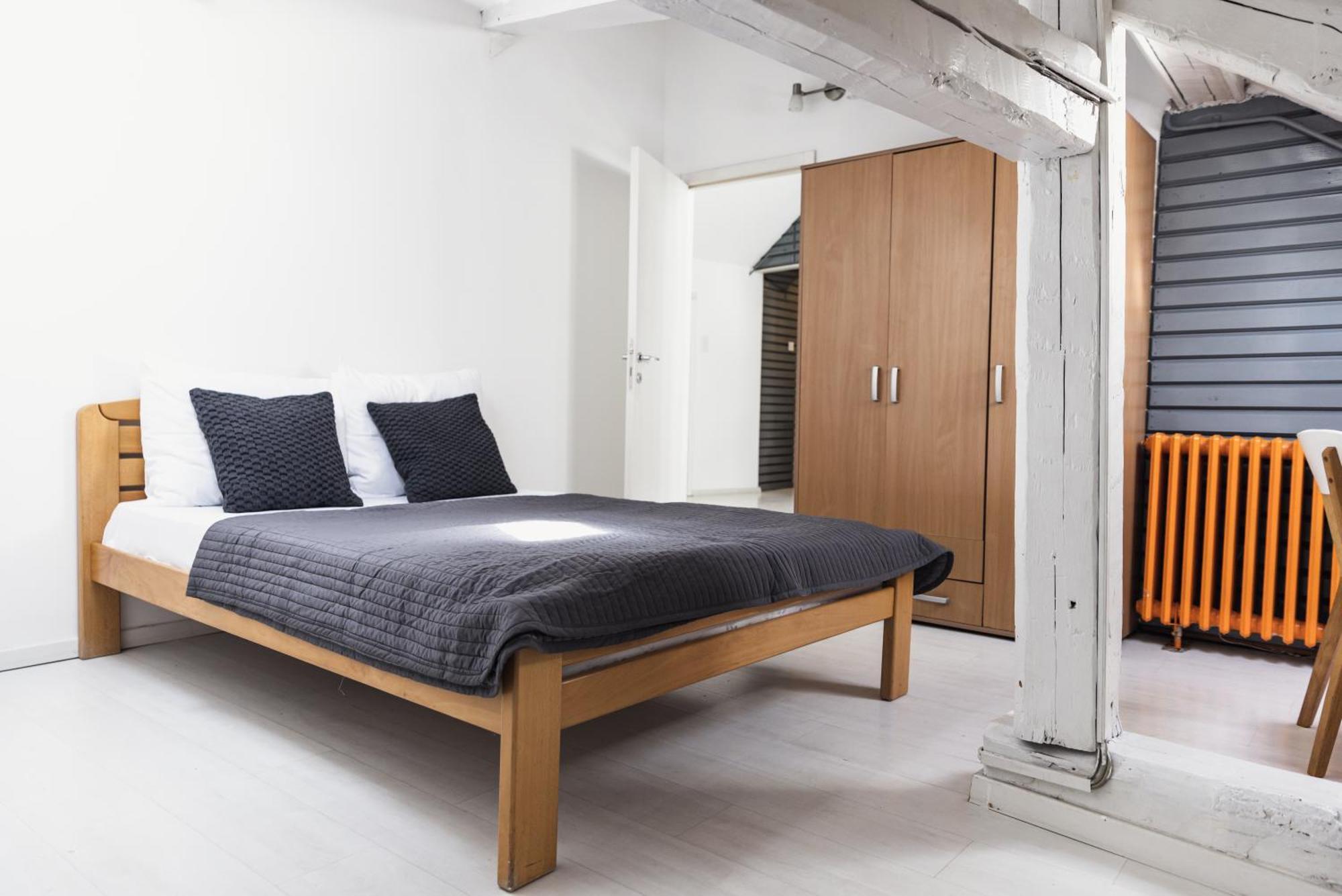 Sat Modern 2-bedroom Loft In Center Lägenhet