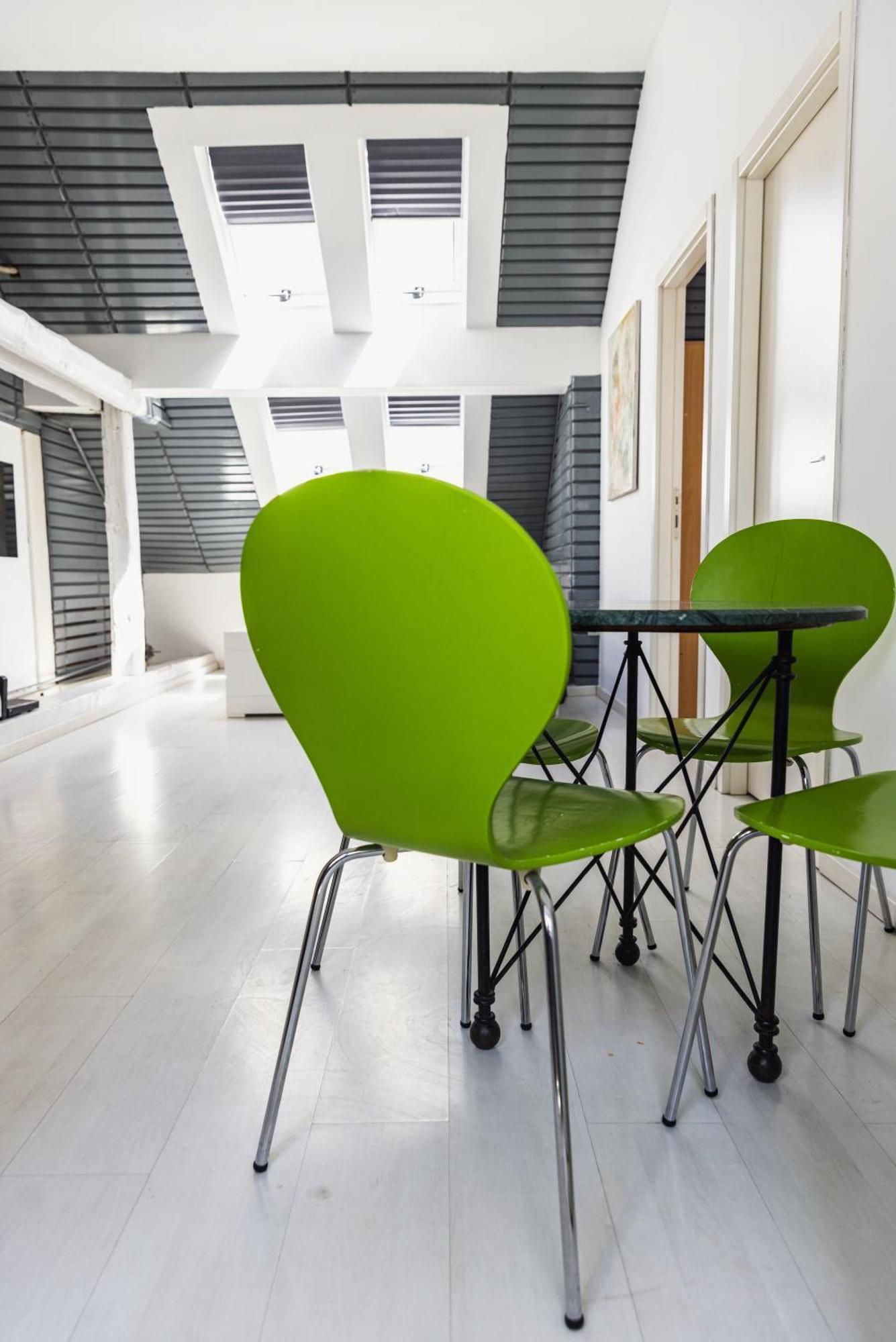 Sat Modern 2-bedroom Loft In Center *